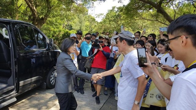 ▲2019年823砲戰61週年紀念活動，蔡英文總統親赴金門參加紀念活動，還一度在金門太武山公墓與前總統馬英九不期而遇。（圖／翻攝馬英九臉書）