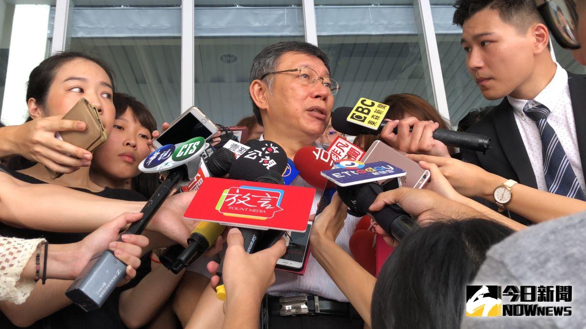 ▲台北市長柯文哲，在郭柯王三方同框後，繼續進行市政行程並接受媒體訪問。（圖／丁上程攝, 2019.8.23）
