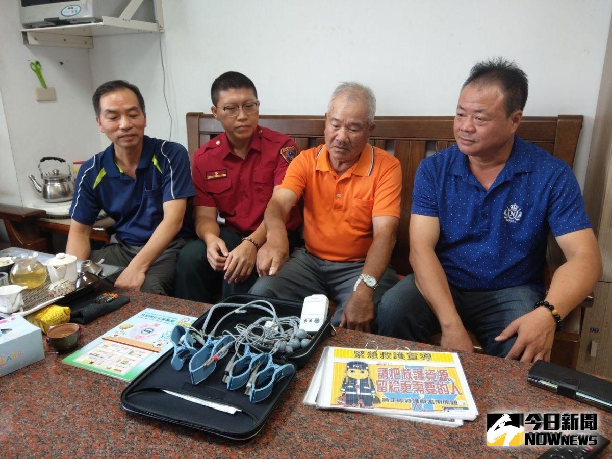 ▲獲救心肌梗塞75歲患者〈左3〉指著「12導程心電圖機」是救人利器。（圖／記者蘇榮泉攝，2019.08.23）