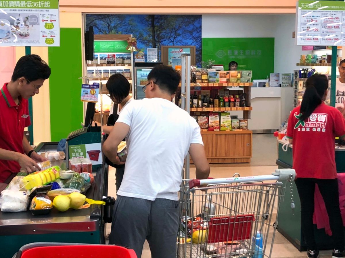 ▲白鹿颱風逼近，量販店出現採購人潮，店家也增加備貨，像生鮮商品就增加2倍。（圖／愛買提供）