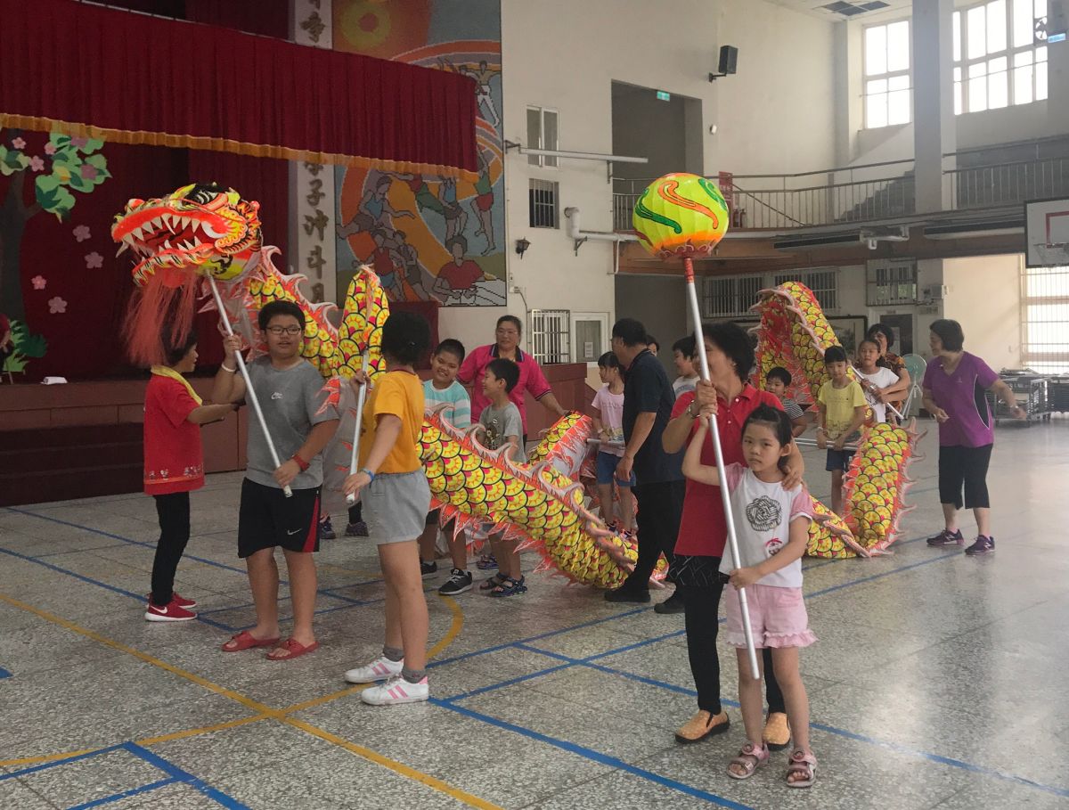 ▲頭屋鄉樂齡學習中心舉辦祖父母節活動，安排祖孫聯手共同舞龍，增進情誼與技藝薪傳。（圖／樂齡學習中心提供）