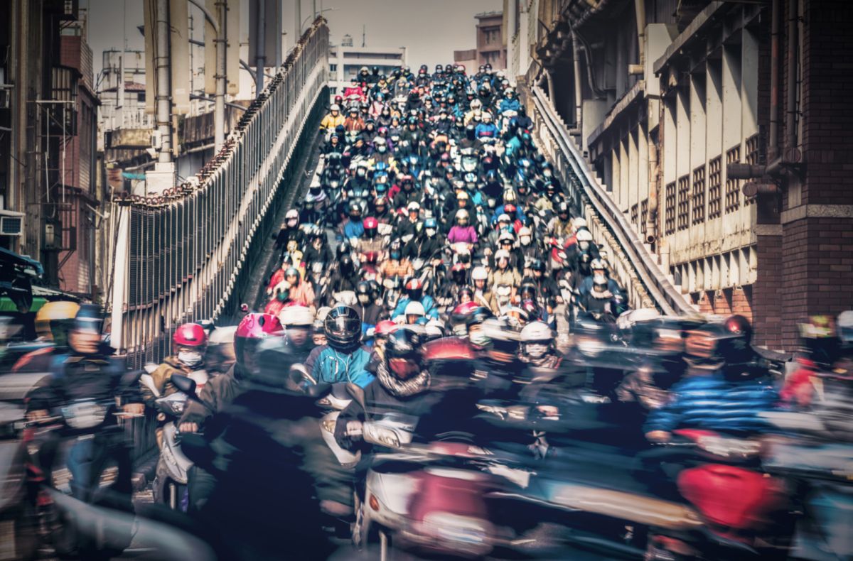 ▲主計總處公布，7月分工業及服務業全體受僱員工人數較前月增加3.7萬人。（圖／摘自iStock）