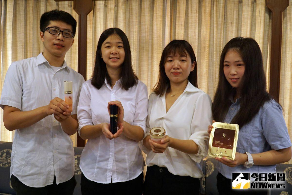 ▲利用藻類需「二氧化碳」行光合作用特性，從「雨生紅球藻」中萃取蝦紅素，開發成功美粧系列商品。（圖／記者陳雅芳攝，2019.08.23）