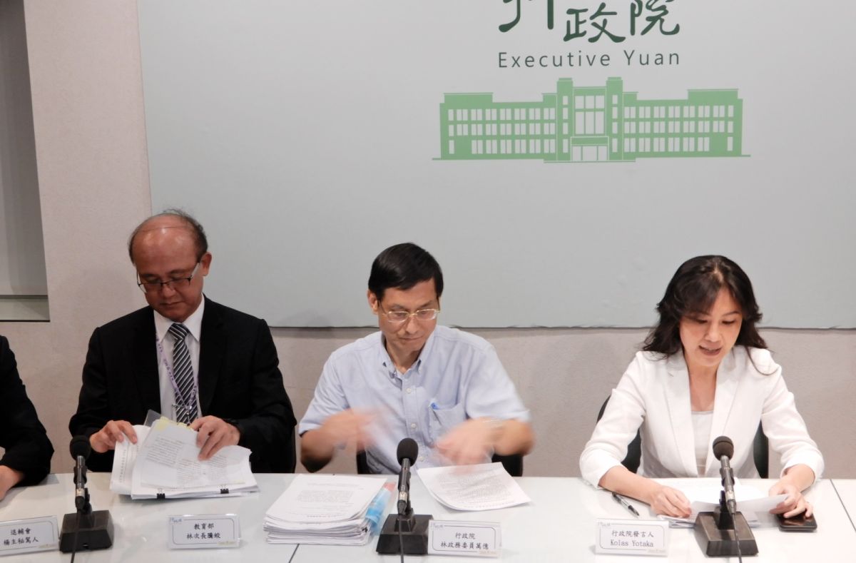 軍公教年金改革大法官釋憲結果23日出爐，行政院召開記者會，對於違憲部分表達歉意。（圖 / 記者陳弘志攝）