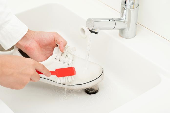 ▲想要省錢清洗布鞋，利用牙膏、小蘇打粉或白醋，就能讓髒鞋潔白如新。（圖／信義居家提供）