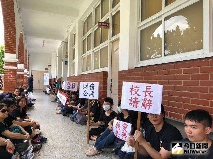 長榮中學教師會以靜坐方式向校方表達訴求