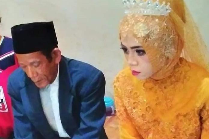 ▲印尼一對相差 56 歲的新婚夫妻。（圖／翻攝自 Yuni Rusmini IG ）