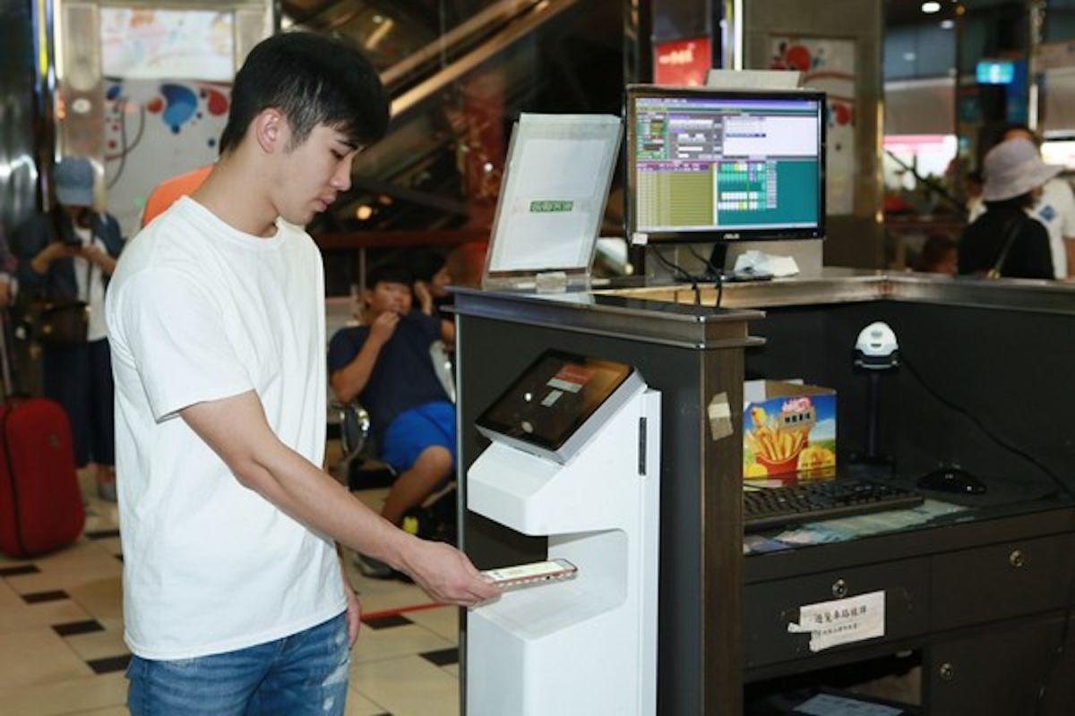 ▲未來民眾搭乘國內線班機或是公路客運，將可使用 App 直接訂票、搭機或搭車。（圖／台北轉運站）