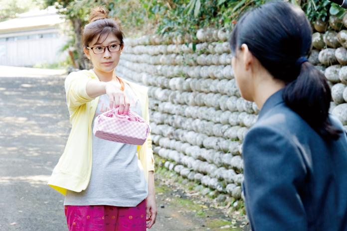 ▲篠原涼子飾演超狂媽媽香織，用便當收服叛逆女兒。（圖／甲上）