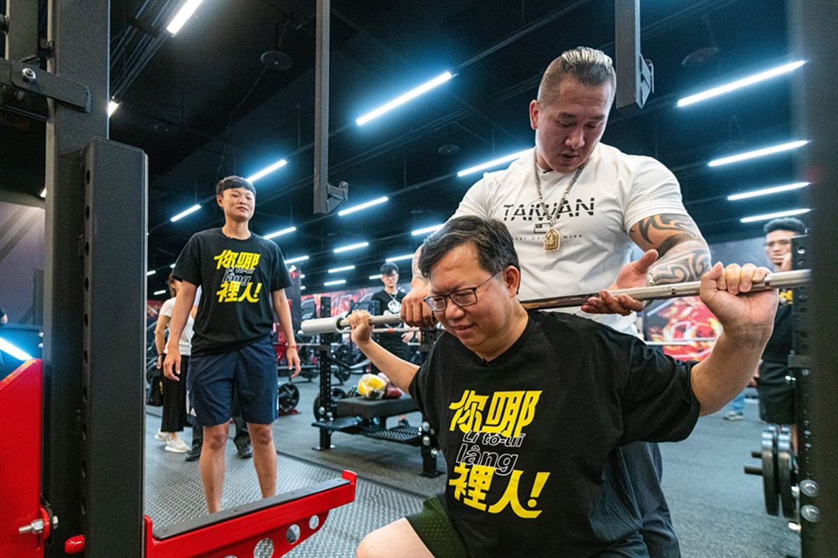 ▲向館長陳之漢討教健身之道，館長也細心的指導市長，深蹲、臥推和硬舉。（圖／翻攝鄭文燦臉書）
