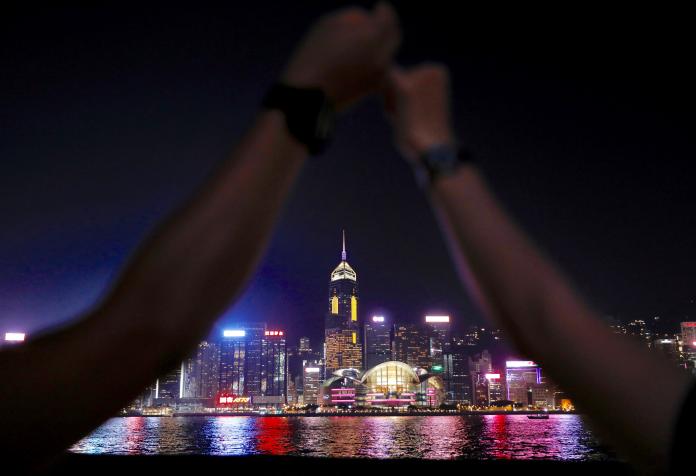 ▲香港市民於 23 日晚間發起「香港之路」手牽手活動，籲港府正視民眾訴求。（圖／美聯社／達志影像）