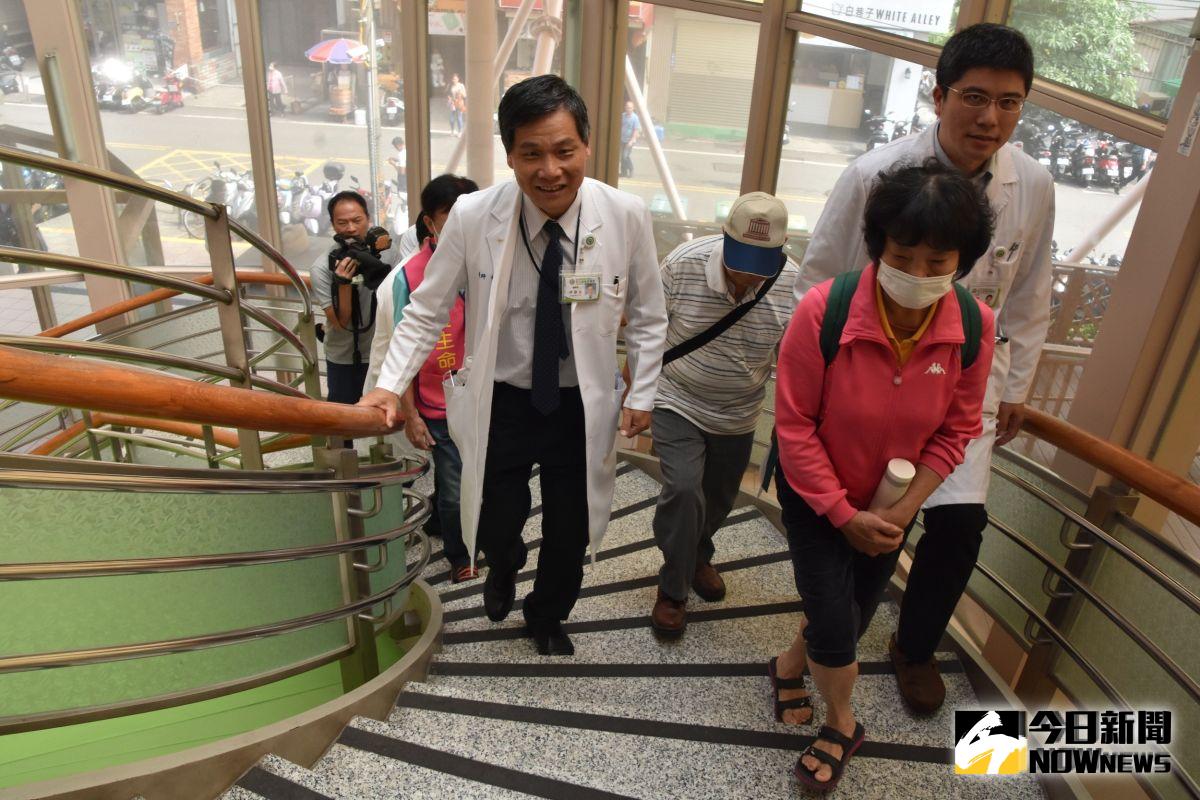 ▲民眾可以隨時隨地利用爬樓梯來檢視自己的肺活量。（圖／記者陳雅芳攝，2019.08.24）