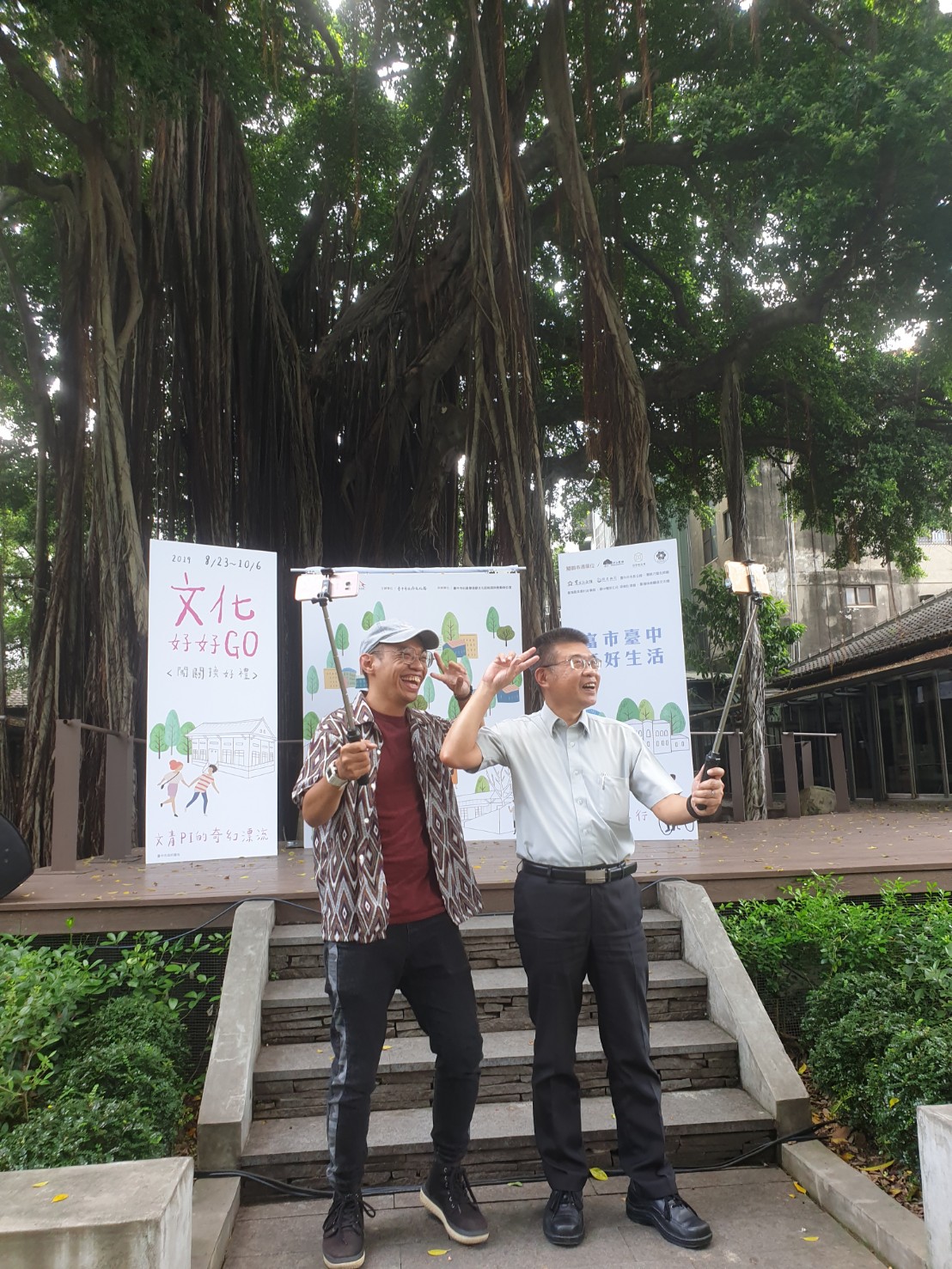 ▲文青網紅黑仔熊（左）應邀拍攝影片，實際巡禮各館舍設施與文青氛圍。（圖／金武鳳攝，2019.8.24)