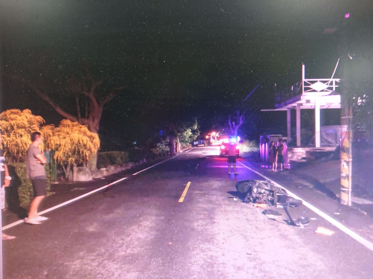 ▲台東一名黃姓機車騎士，昨天深夜行經東河村時不慎自撞路旁變電箱，當場沒了呼吸心跳。（圖／民眾提供）