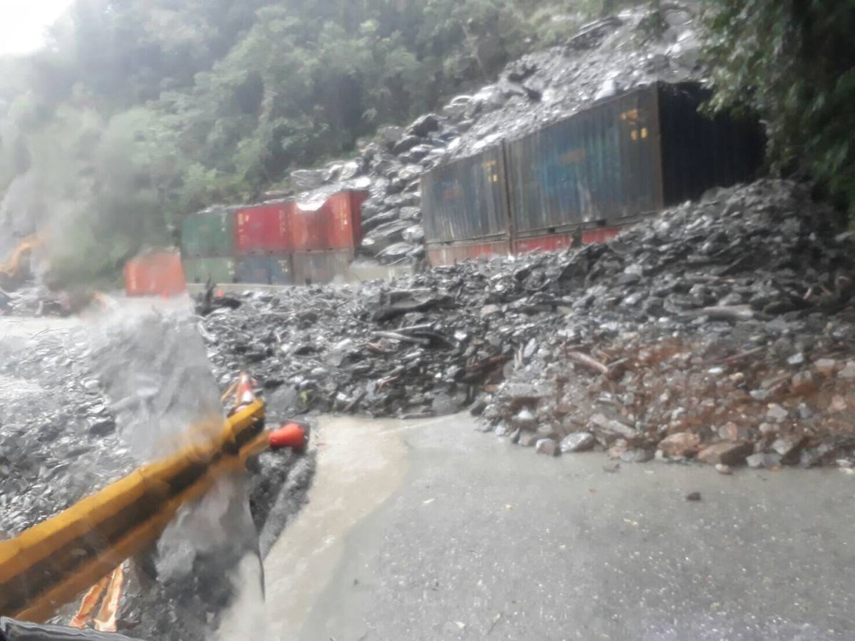 ▲台8線148公里道路坍方，目前道路全線中斷。（圖／新城警分局提供）