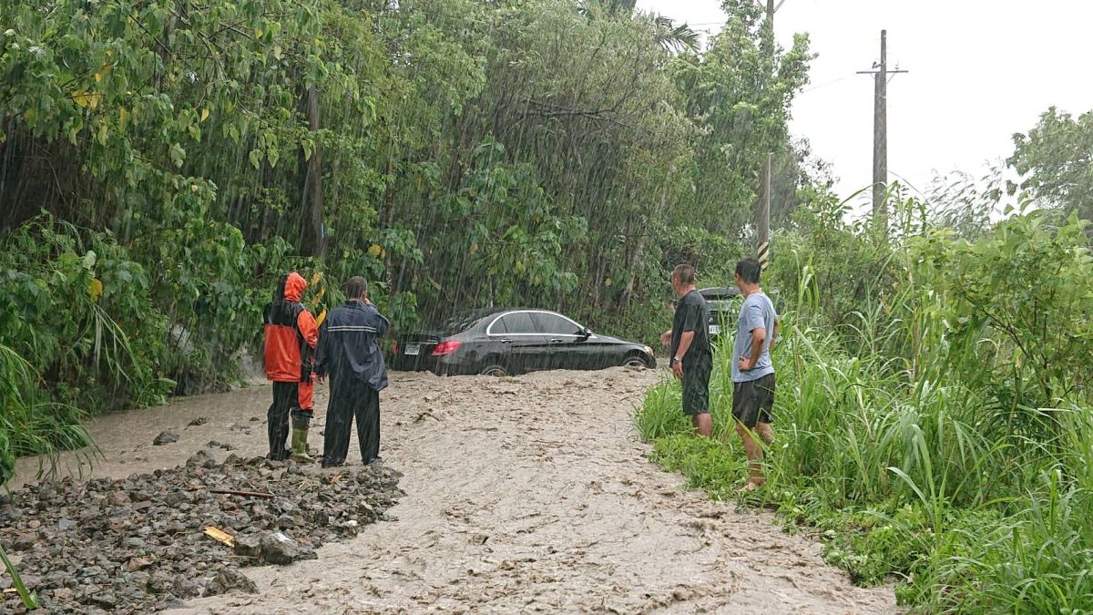 ▲六十石山因雨水沖刷造成道路損壞，目前有一輛車受困，消防隊正在救援。（圖／花蓮縣消防局第三大隊提供）