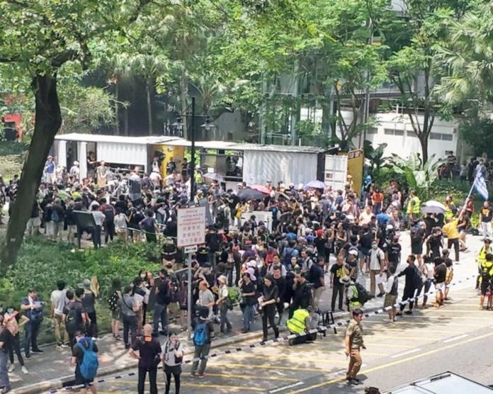 香港觀塘大遊行登場　港鐵局部停駛惹民怨
