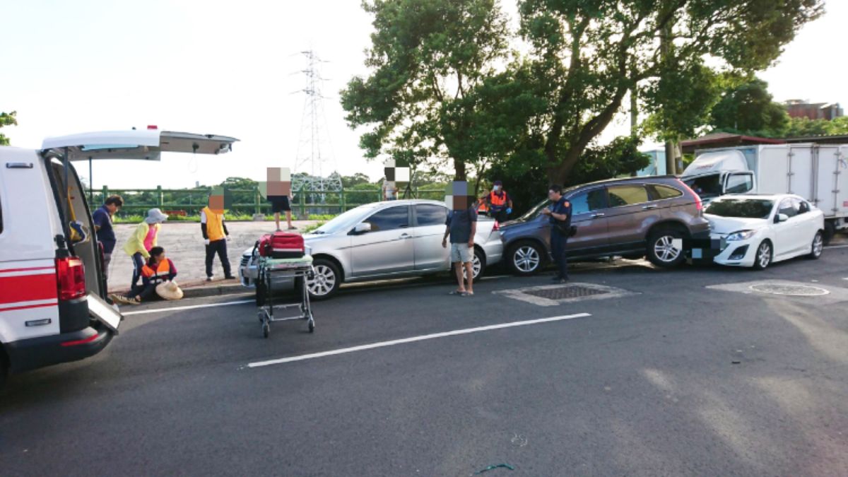 ▲朱姓小貨車駕駛先是失控擦撞路邊咖啡色自小客車，隨後連續追撞停在路邊的3台車，還波及正在路邊掃地的環保志工及路人。（圖／桃園市消防局提供）