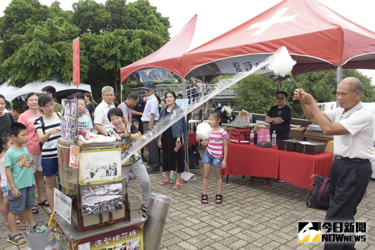 ▲2019卦山親子嘉年華活力登場，賣棉花糖的阿伯把棉花糖拉出10多公尺的長絲，讓遊客都忍不住停下腳步圍觀。（圖／記者陳雅芳攝，2019.08.24）