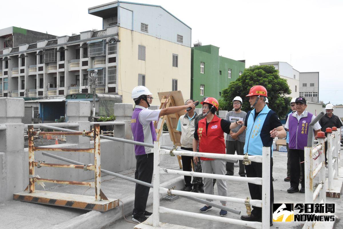 ▲彰化縣長王惠美前往鹿港水利視察，勘察鹿港公會堂易淹水地區以及抽水站防颱整備情形。（圖／記者陳雅芳攝，2019.08.24）