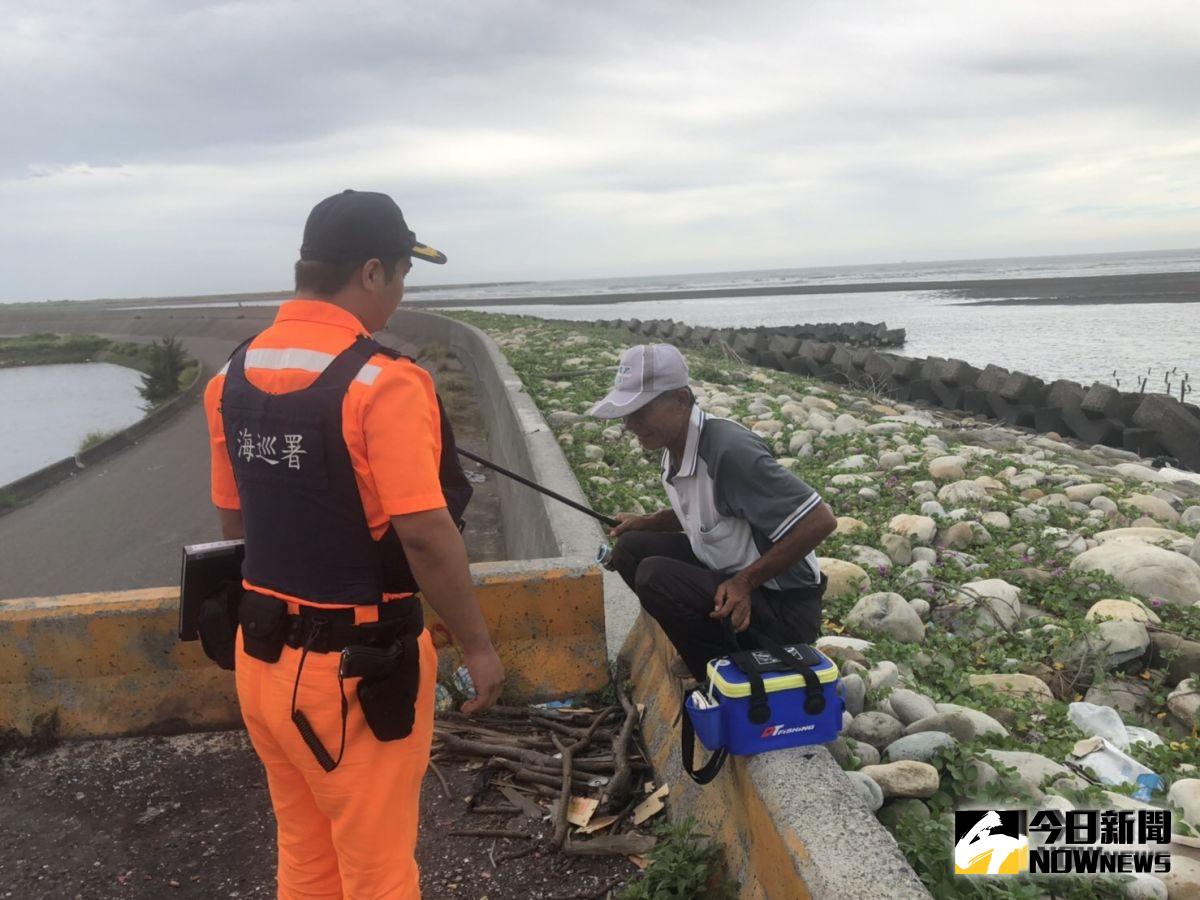 ▲針對水域遊憩熱點釣客加強勸離。（圖／記者蘇榮泉攝，2019.08.24）