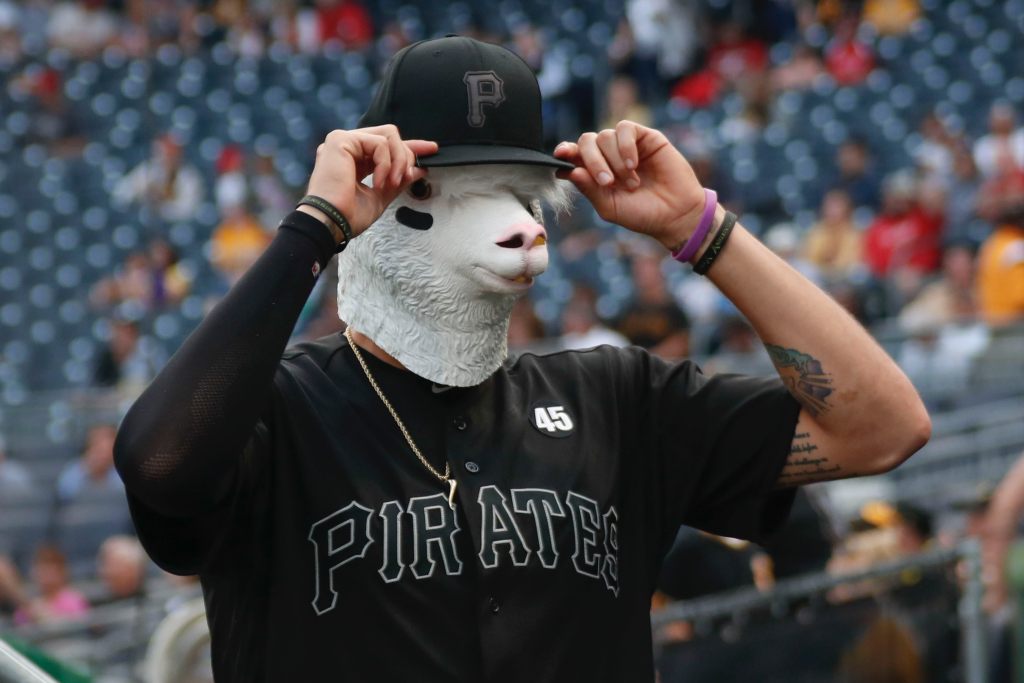 海盜隊投手Joe Musgrove 搞怪戴面具上陣。（圖／美聯社／達志影像）