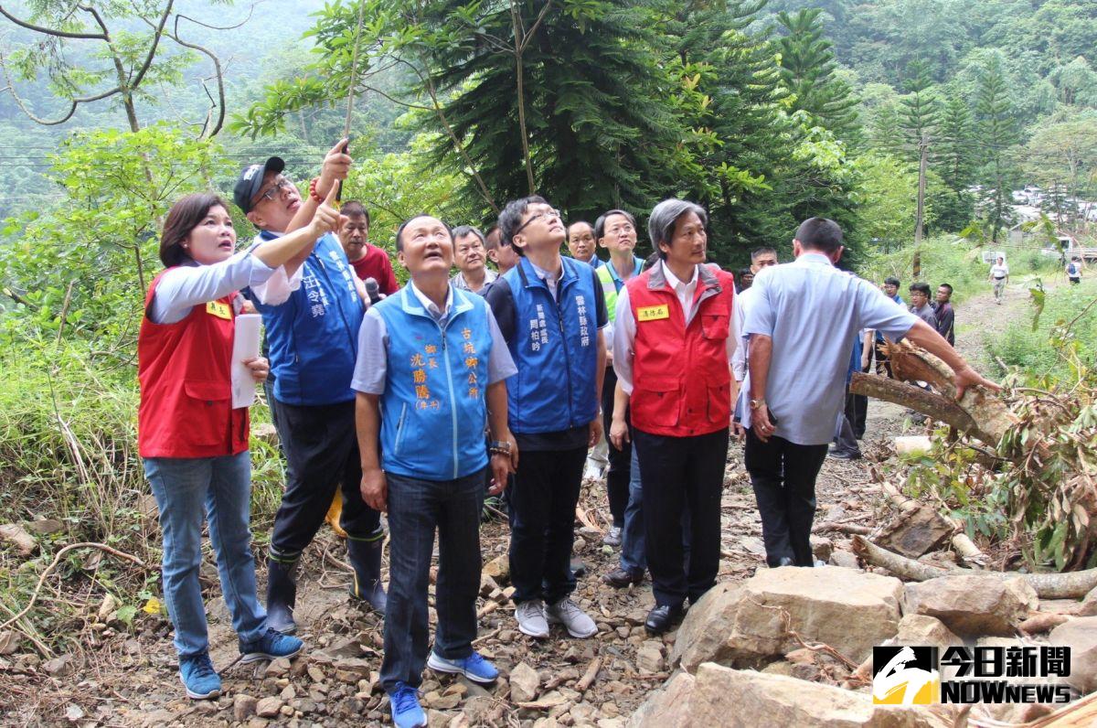 ▲縣長張麗善等人前往勘災視察雲149甲線止步通行路段的復建情形。（圖／記者簡勇鵬攝，2019.08.24）
