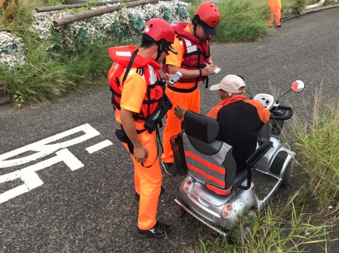 七旬老翁在颱風中岸際迷失　嘉義海巡署貼心照護
