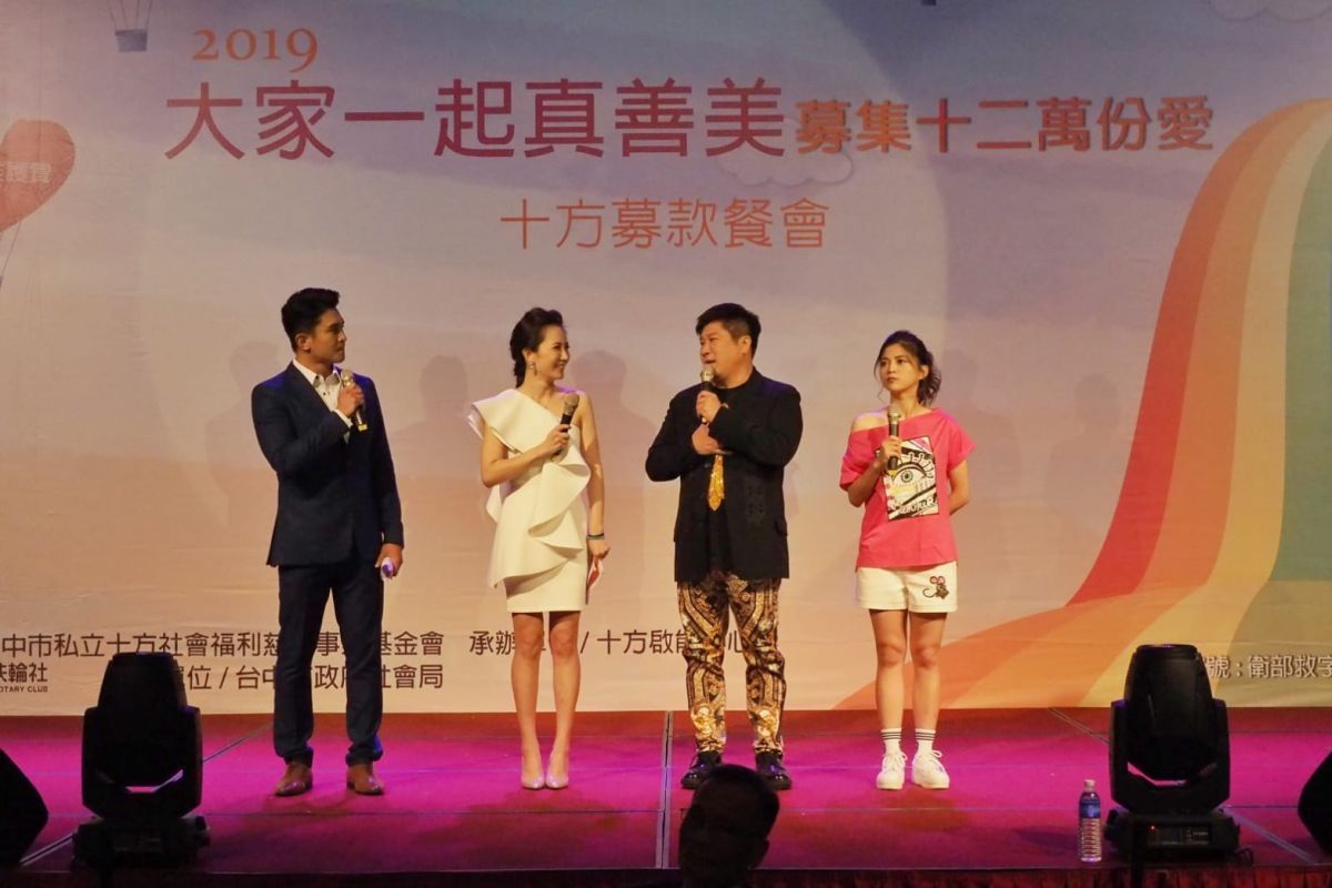 ▲謝忻和胡瓜出席公益活動。（圖／十方啟能中心提供）