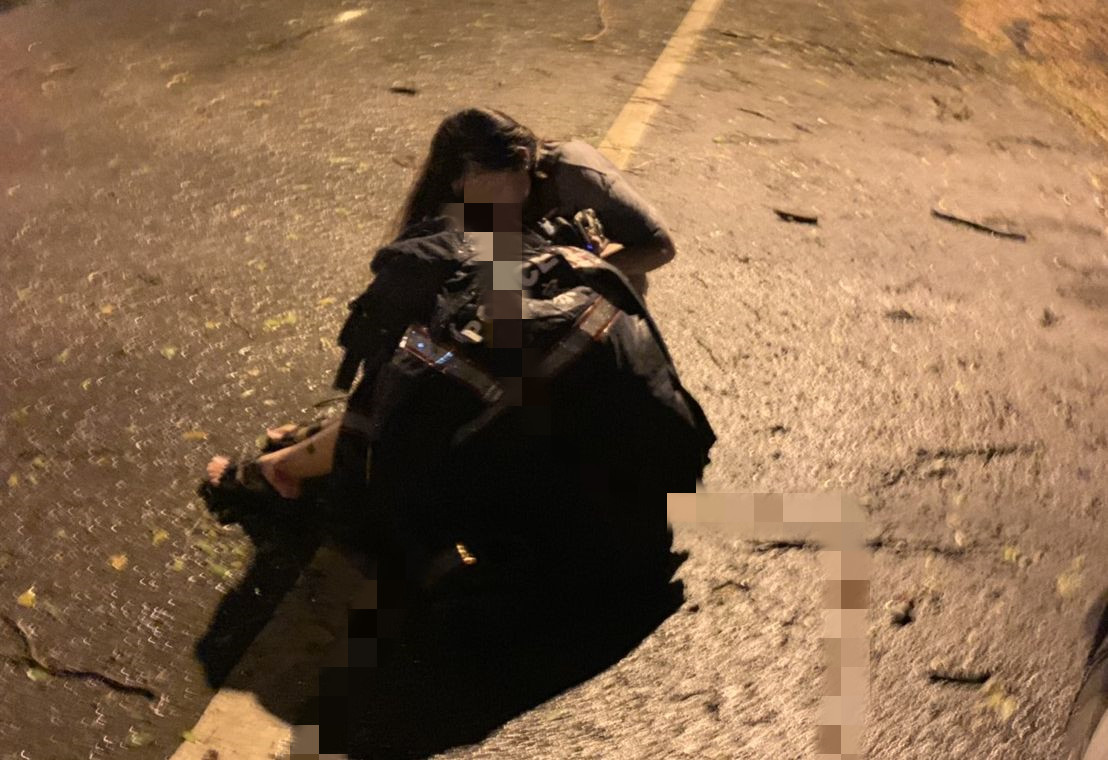 ▲白鹿颱風來襲，台南一名女大生遭突然倒塌的路樹壓傷。（圖／記者陳聖璋翻攝）