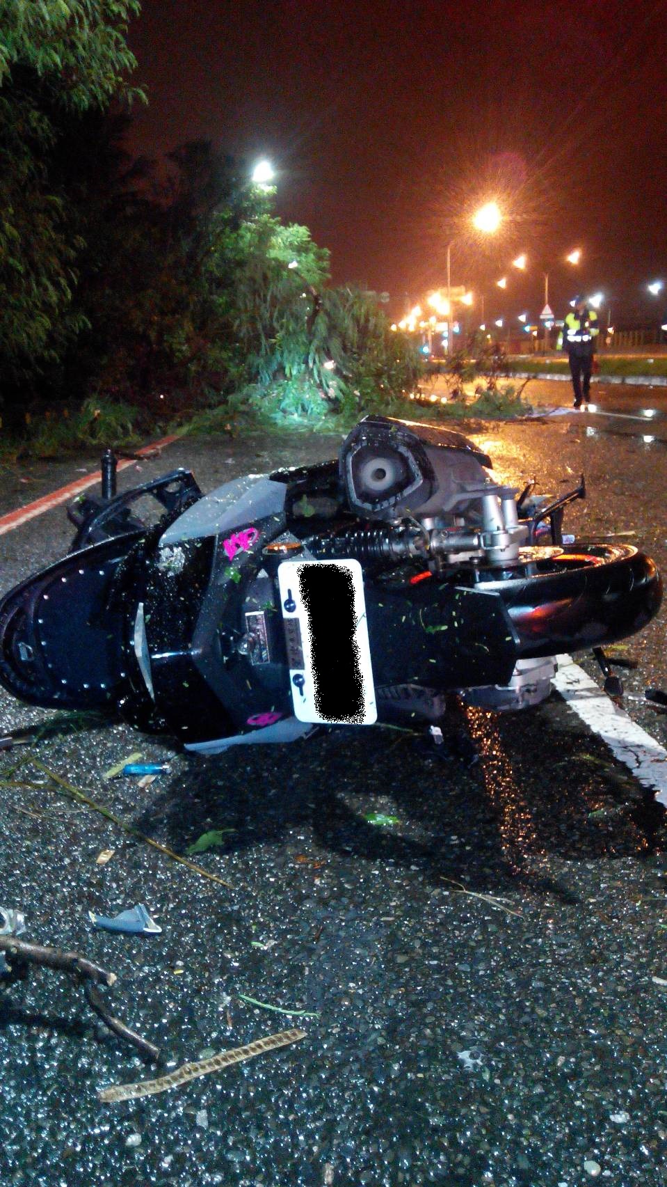 ▲24日深夜，台南安南區一名男騎士疑撞上倒下的路樹，樹枝插入胸部，傷重不治。（圖／記者陳聖璋翻攝）