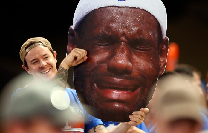 球迷舉起LeBron James「哭哭」的表情惡搞。（圖／美聯社／達志影像）