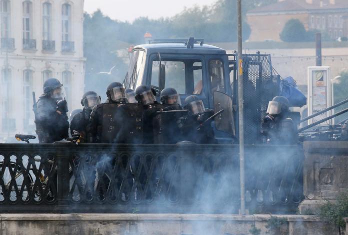 ▲七大工業國集團（G7）峰會在法國西南部城市貝約納舉行，會場外24日聚集許多抗議民眾，警方動用水柱和催淚彈驅離。（圖／美聯社／達志影像）