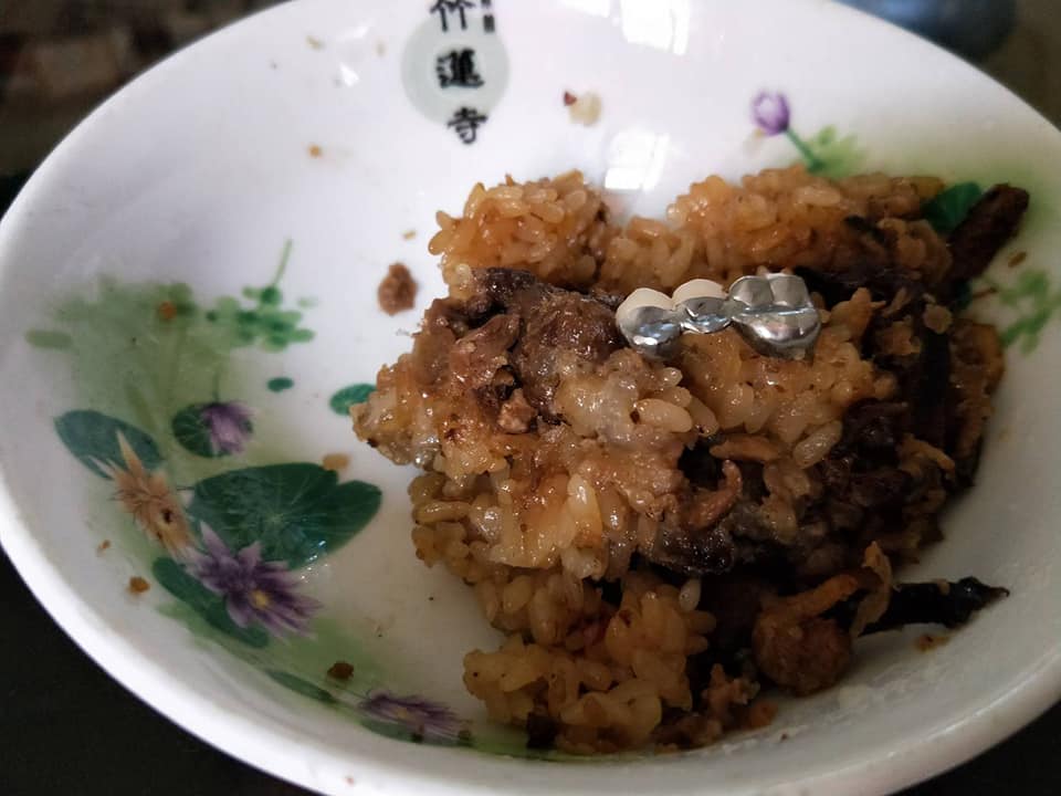 ▲粽子裡面竟然有一排3顆假牙，讓當事人看到粽子就感到噁心。（圖／邱珮芬提供）