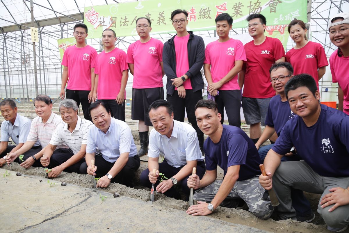 ▲嘉義縣長翁章梁帶青農到一季園主傳承農業文化。（圖／嘉義縣政府提供）