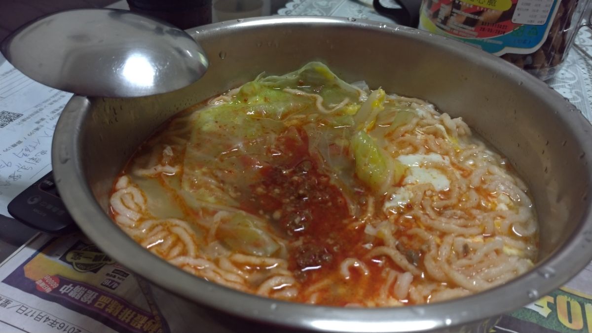 ▲原 PO 認為自己煮的鍋燒意麵都很難吃，求助網友原因為何，貼文立刻引發熱議，更釣出達人點出關鍵。（圖／翻攝自 PTT ）