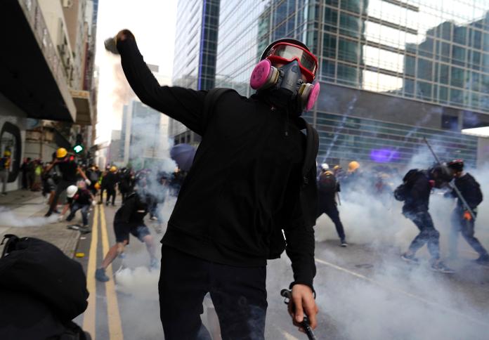 ▲香港「反送中」經過一週的「和理非」示威後，24日在觀塘遊行再爆衝突。（圖／美聯社／達志影像）