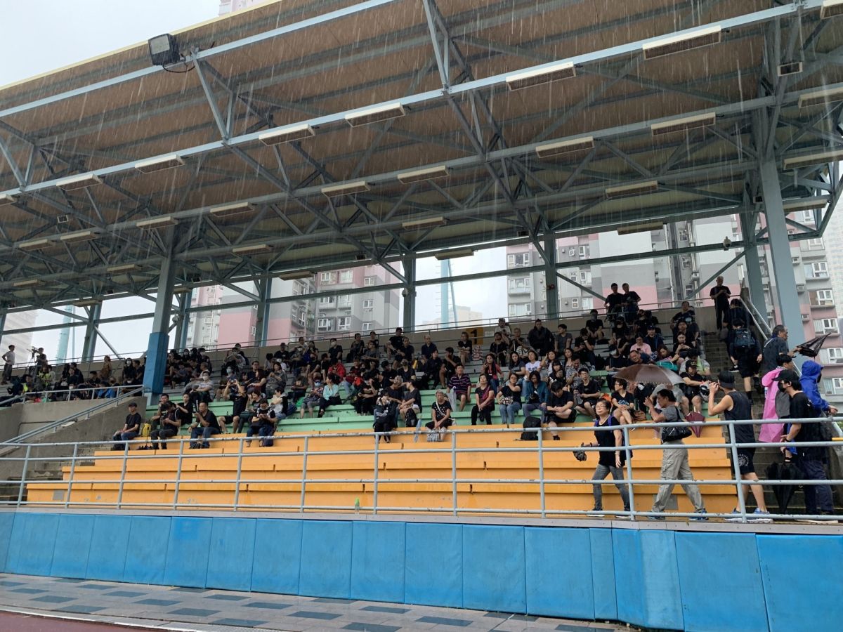 ▲825荃葵青遊行，有不少人身穿黑衣的香港民眾，於葵涌運動場等候參加。（圖／翻攝香港01）