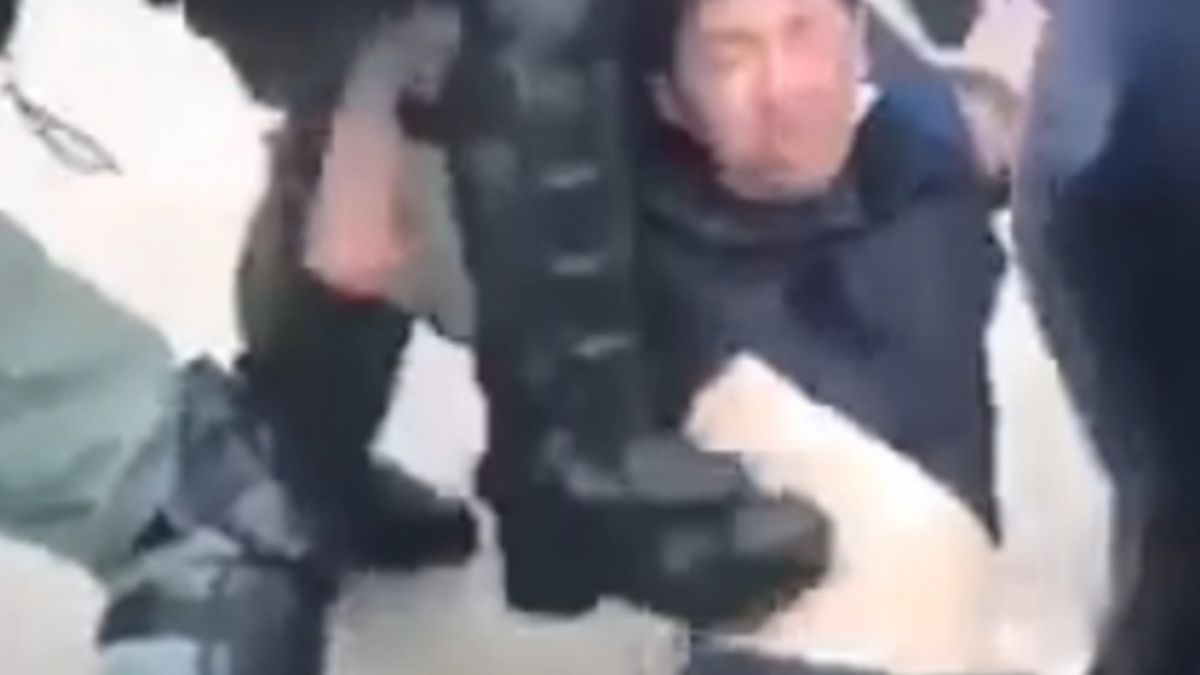 ▲示威者被港警在地上拖行，並狠踢腹部。（圖／截自影片）