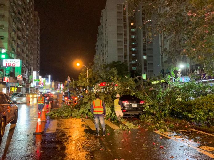 白鹿颱風強襲　南警六分局戮力投入救災
