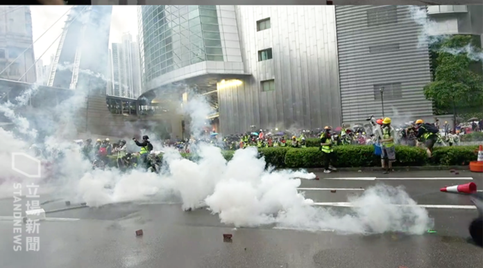 ▲香港警方在荃灣楊屋道施放催淚彈。（圖／翻攝立場新聞）