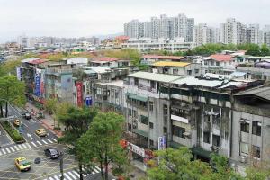 ▲民生社區曾以綠意盎然、人文氣息被封為台北居住品質天花板。但在 2026 房市論戰中，其老舊公寓結構與缺乏捷運進駐等硬傷，使其在面對大直、信義計畫區等新興重劃區競爭時，逐漸被部分網民貼上「沒落老錢區」的標籤。（示意圖／翻攝自 wiki）