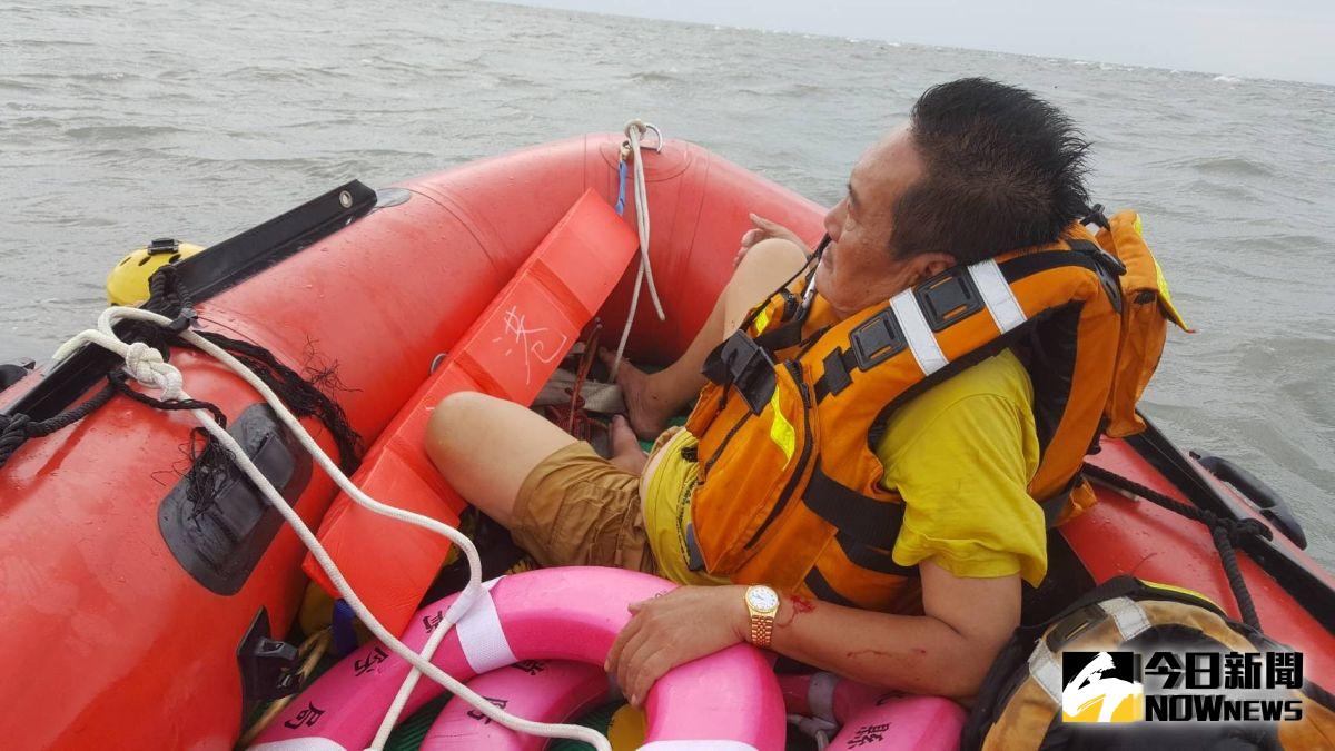 ▲鹿港分隊小隊長林宏穎帶隊駕駛船艇靠近廖男，順利將他救下來，將廖男送鹿港基督教醫院救治。（圖／記者陳雅芳翻攝，2019.08.25）