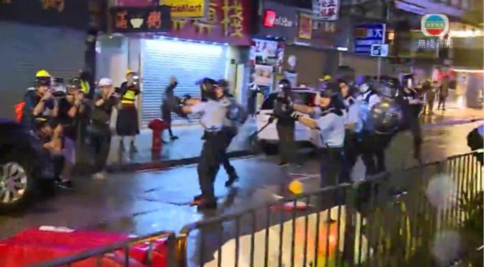 ▲香港警方承認在沙咀道開一槍。（圖／翻攝巴士的報）