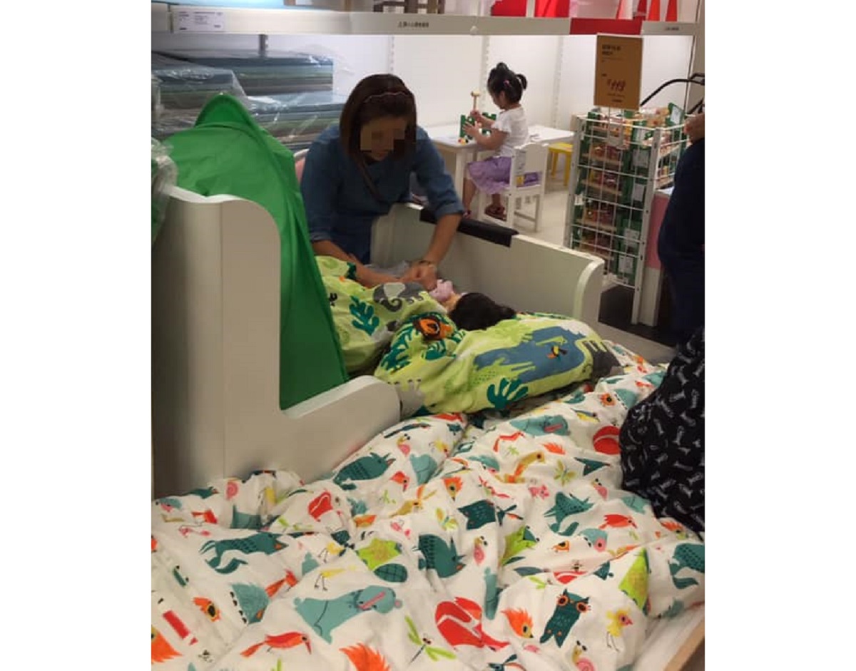 ▲超狂！大媽在 IKEA「棉被上換尿布」，眾人傻眼：公德心呢？（圖／翻攝自臉書社團爆怨公社）