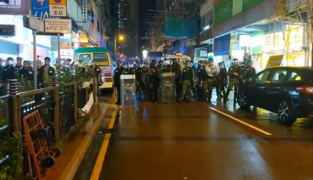 ▲反送中抗爭持續延燒，昨（ 25 ）晚於荃葵青遊行更爆發嚴重的警民衝突。（圖／翻攝立場新聞）