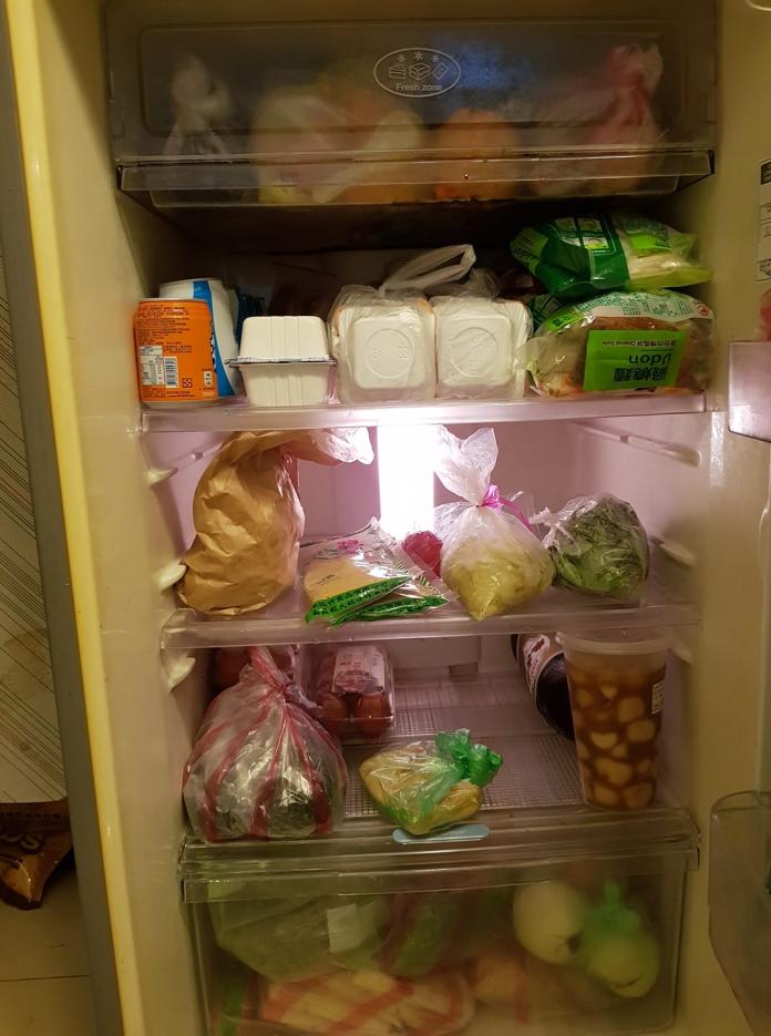 最後女網友為了冰自己的東西又買一台冰箱回來放，殊不知連新的冰箱都逐漸淪陷了。
