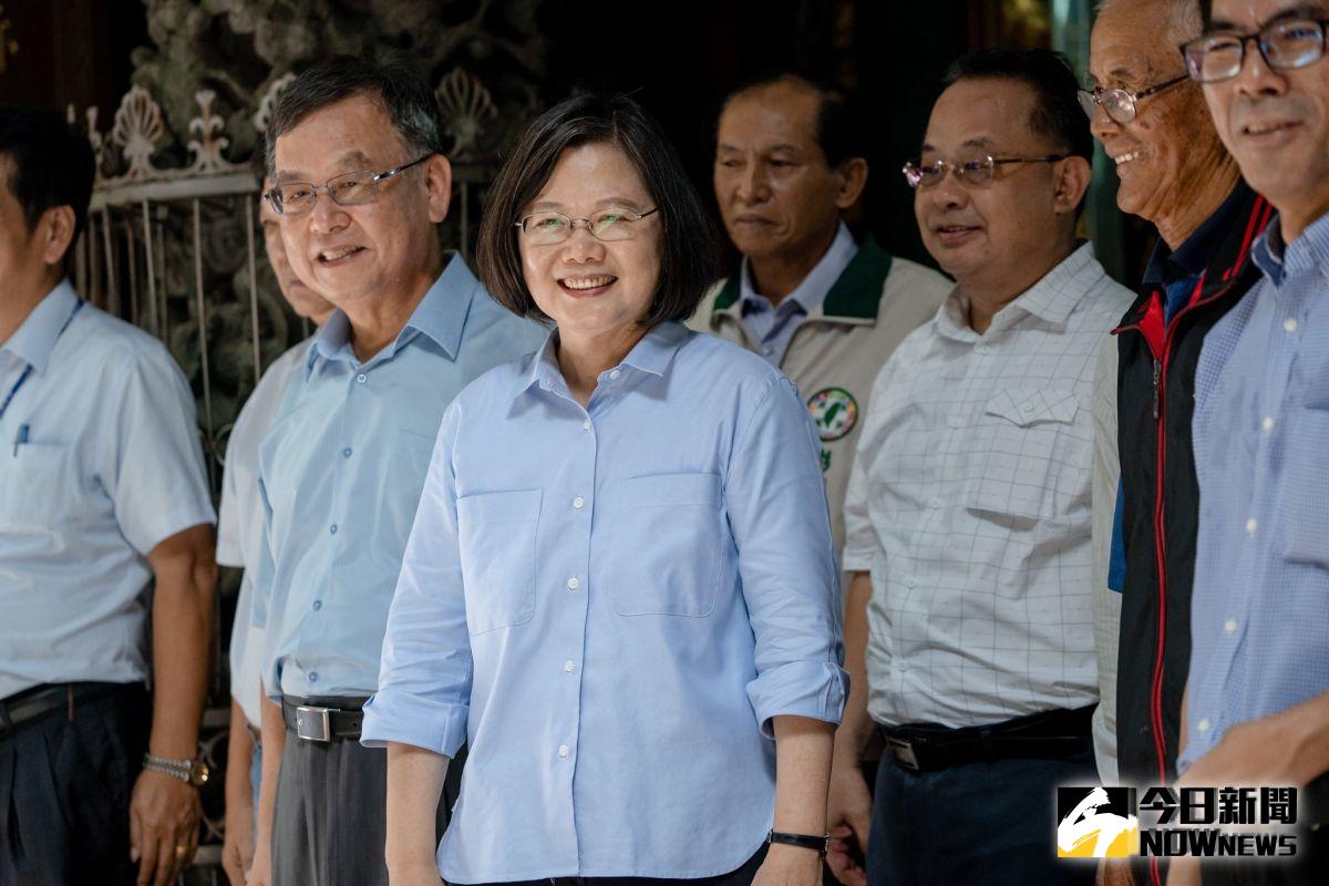 對於香港反送中活動，昨晚數名警員與群眾衝突時，港警對空鳴槍後，並手持左輪槍對準民眾，總統蔡英文26日呼籲，香港參與這個運動的朋友們，必須要注意自身的安全。（圖／總統府提供）