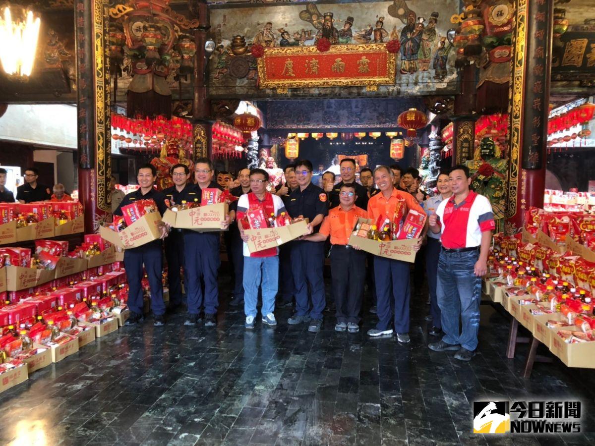 ▲西螺福興宮中元普度圓滿，捐贈物資救助地方弱勢團體。（圖／記者洪佳伶攝，2019.08.26）