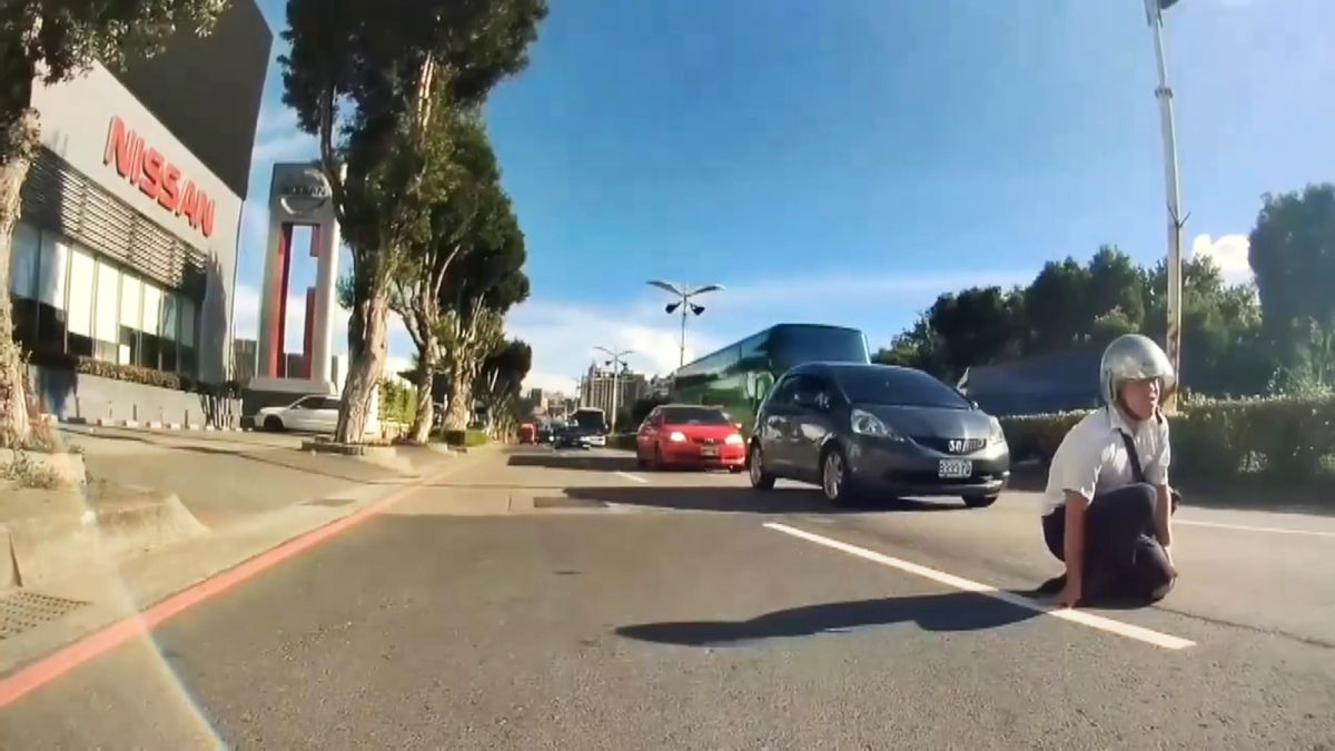 ▲機車騎士失控落地姿勢優雅又超高難度，機車脫離騎士控制後，居然也自走了好一段路，擦撞了前方的自小客車尾，才停止倒地。（圖／翻攝「爆廢公社」）